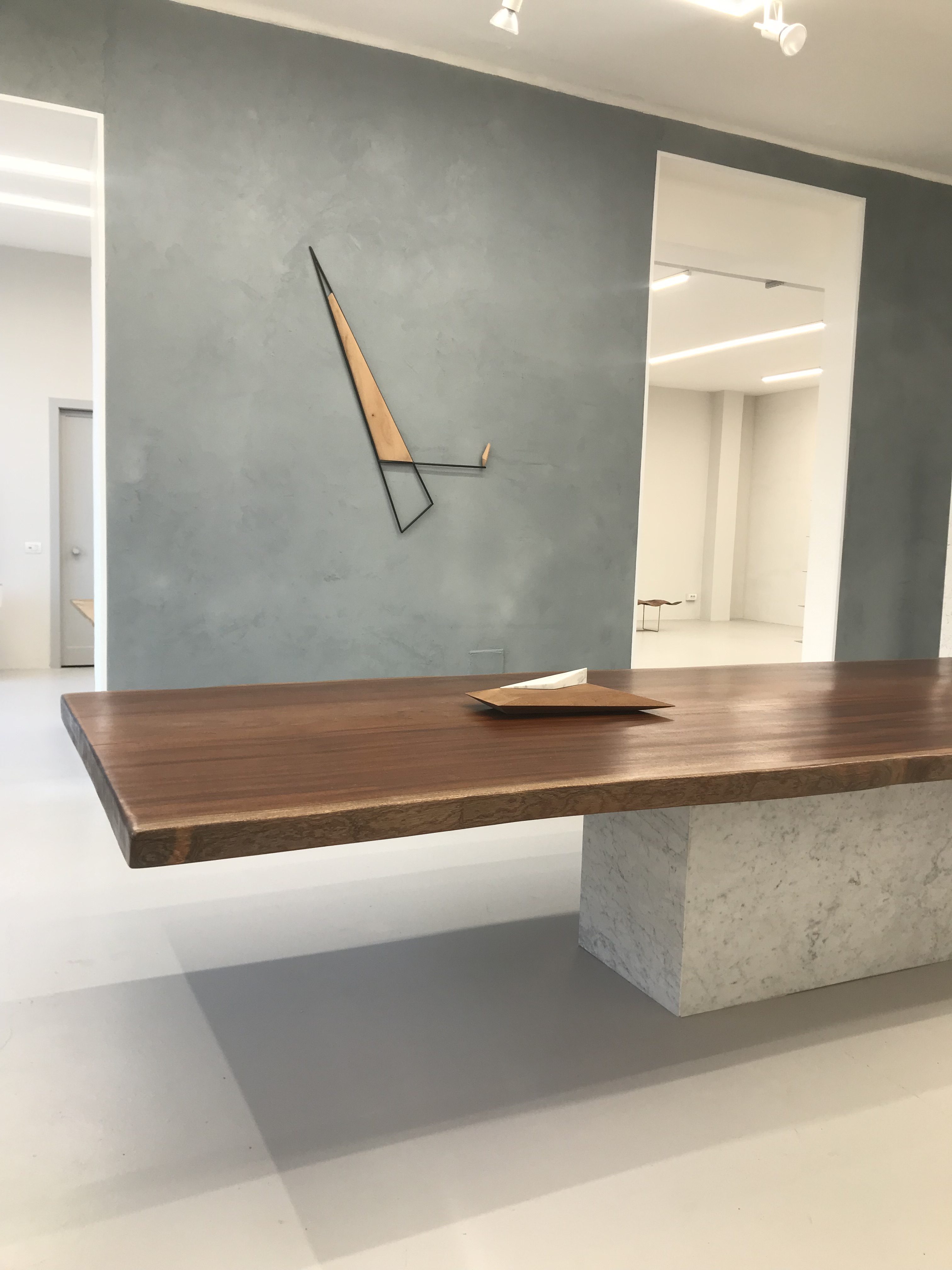 イタリアのインテリアデザイン企画会社-STUDIO  APEIRON(スタジオ・アペイロン)よりオープンシェルフです。ホワイトのシャープなフレームに天然木を組み合わせたお洒落なブックシェルフ♪ -  kokoelma　-ココエルマ- 