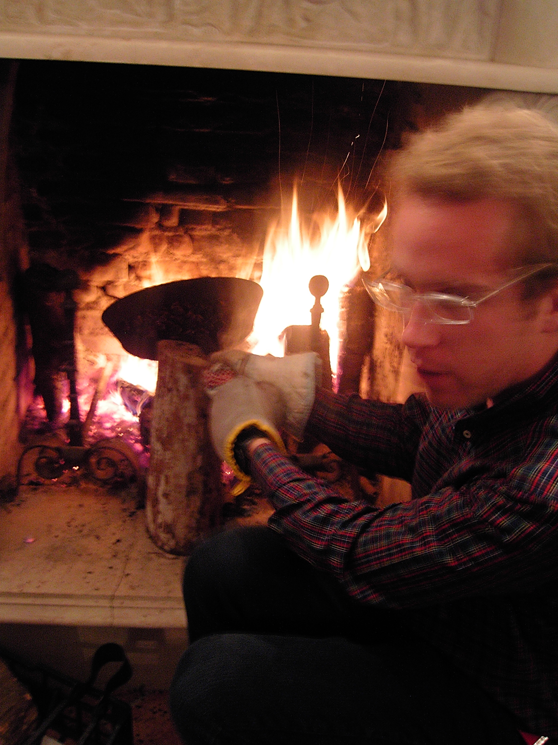 暖炉で栗を焼く