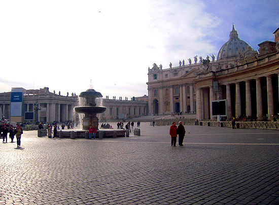 右側の建物がサン・ピエトロ大聖堂